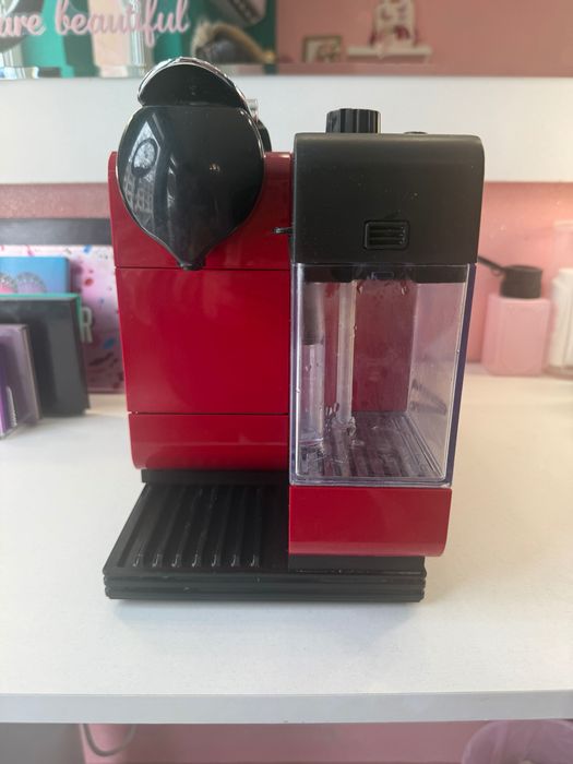Кафе машина Nespresso Lattissima с контейнер за мляко