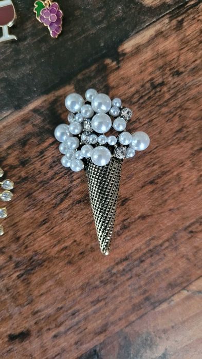 Различни видове брошки