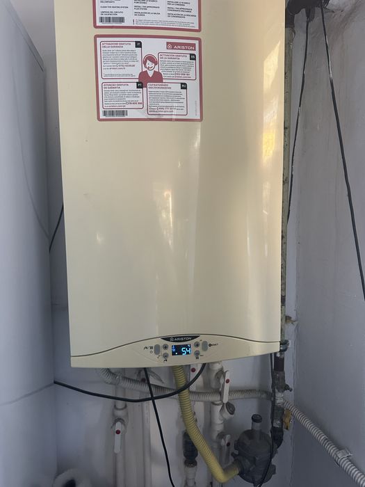 De vanzare centrala terimica pe gaz Ariston , stare buna de functionare