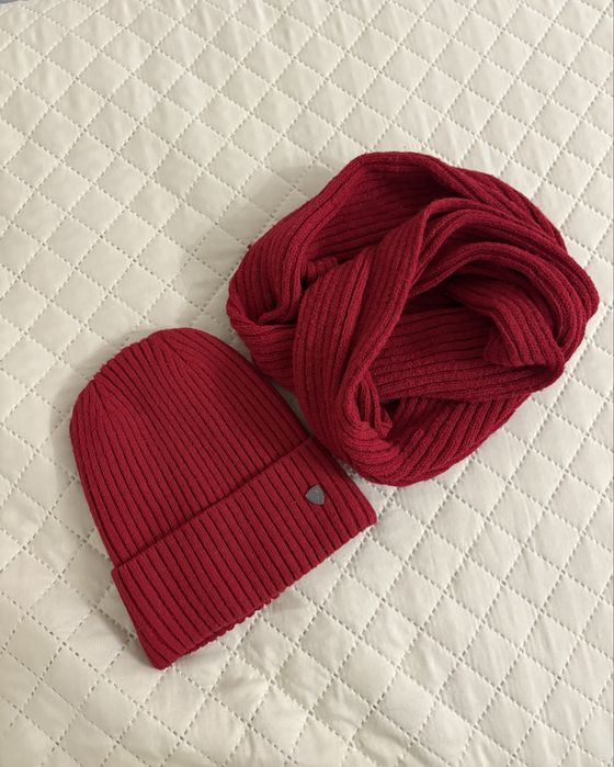 вязанная шапка с шарфом