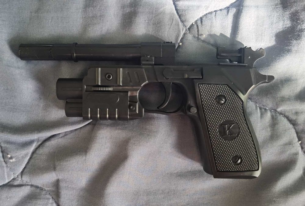 Детски пистолет играчка с лазерен мерник