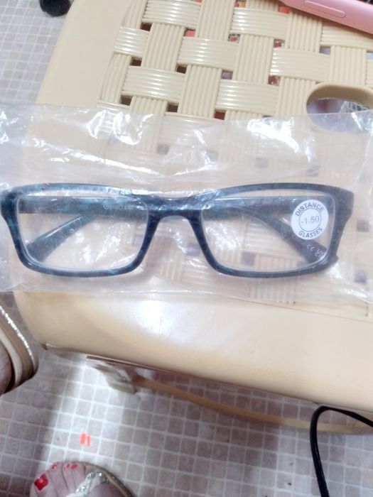Продавам очила с диоптър
