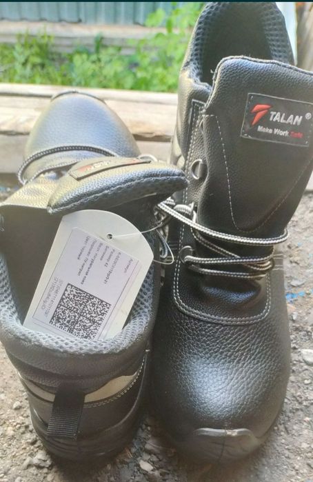 Продам спец обувь размер 42