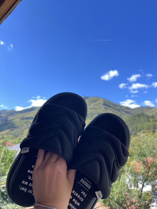 Много запазени чехли на Bronx носени броени пъти