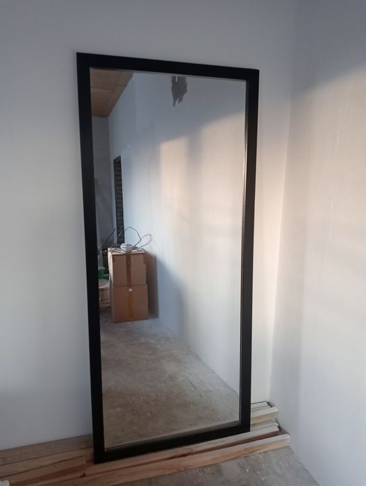 зеркало в рамке.