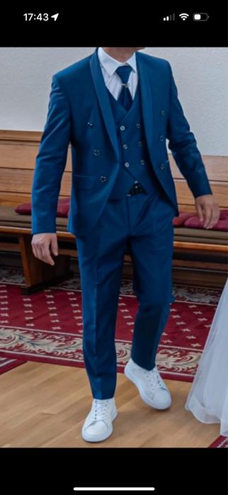 Costum ideal pentru nunta .coatumul e complet cu ceavata