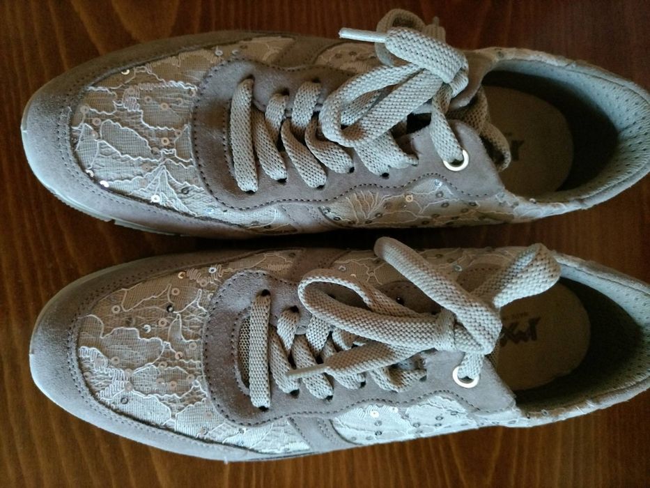 Модерни златисти маратонки номер 37