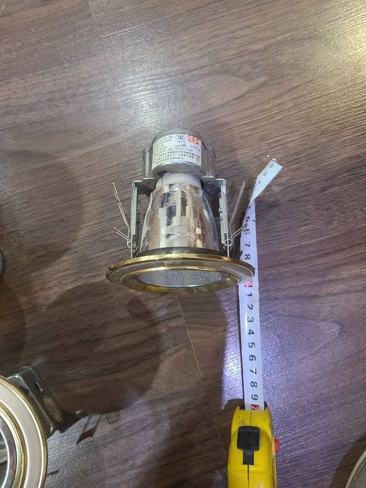 Потолочные светильники встраиваемые , цоколь E27