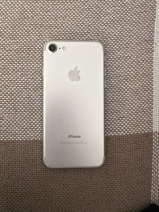 Продам айфон 7.