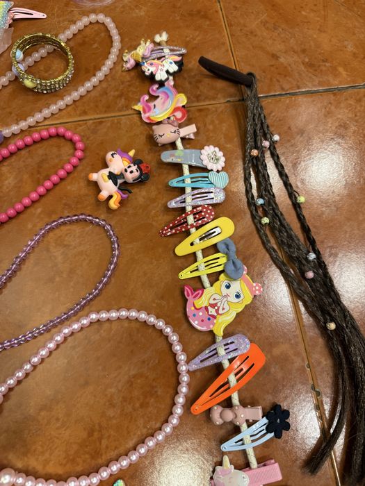 Детские заколки , браслеты , бусики .