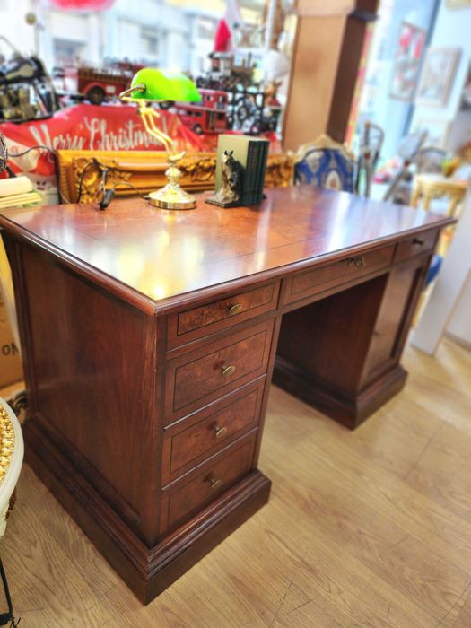 Голямо бюро в неокласически стил