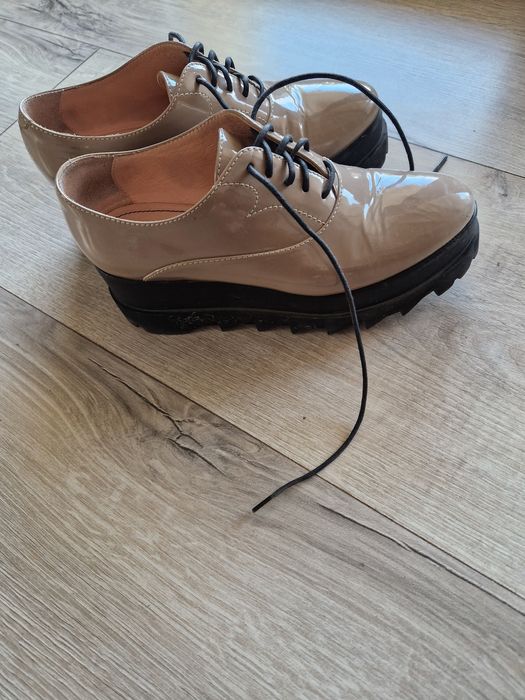 Vând pantofi eleganți lăcuiți