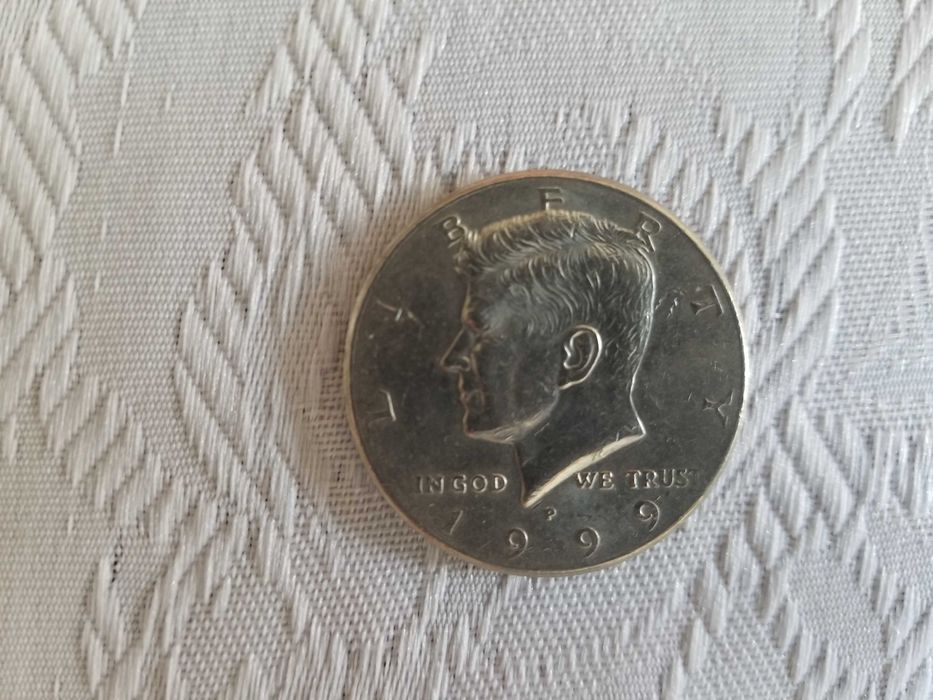 Монета 1999-P Philadelphia Kennedy Half Dollar