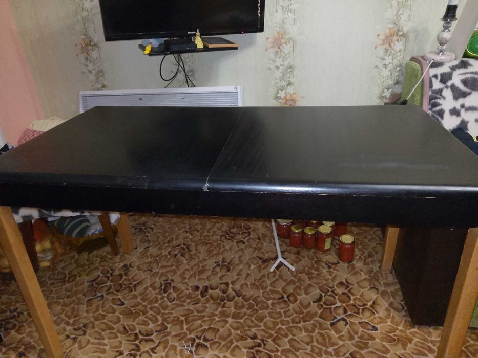 Черна разтегателна  масивна маса от дърво