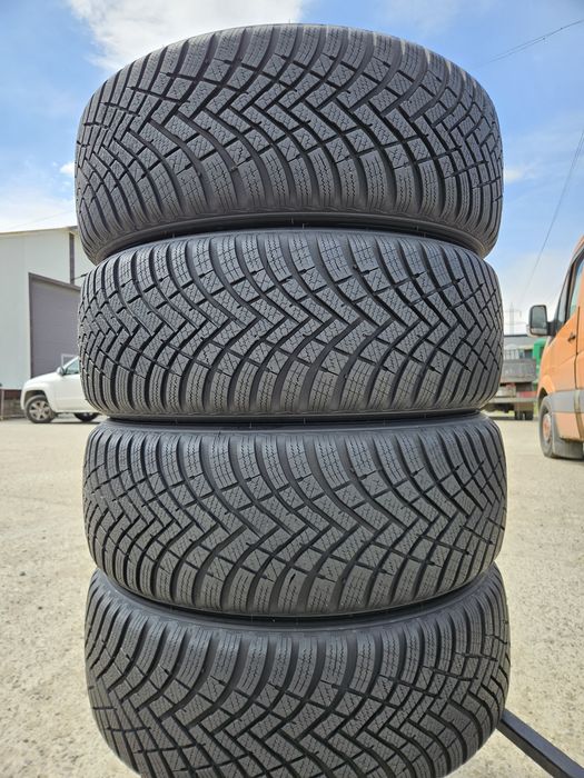 Vând anvelope iarna 215/55/17 215/55r17 HANKOOK