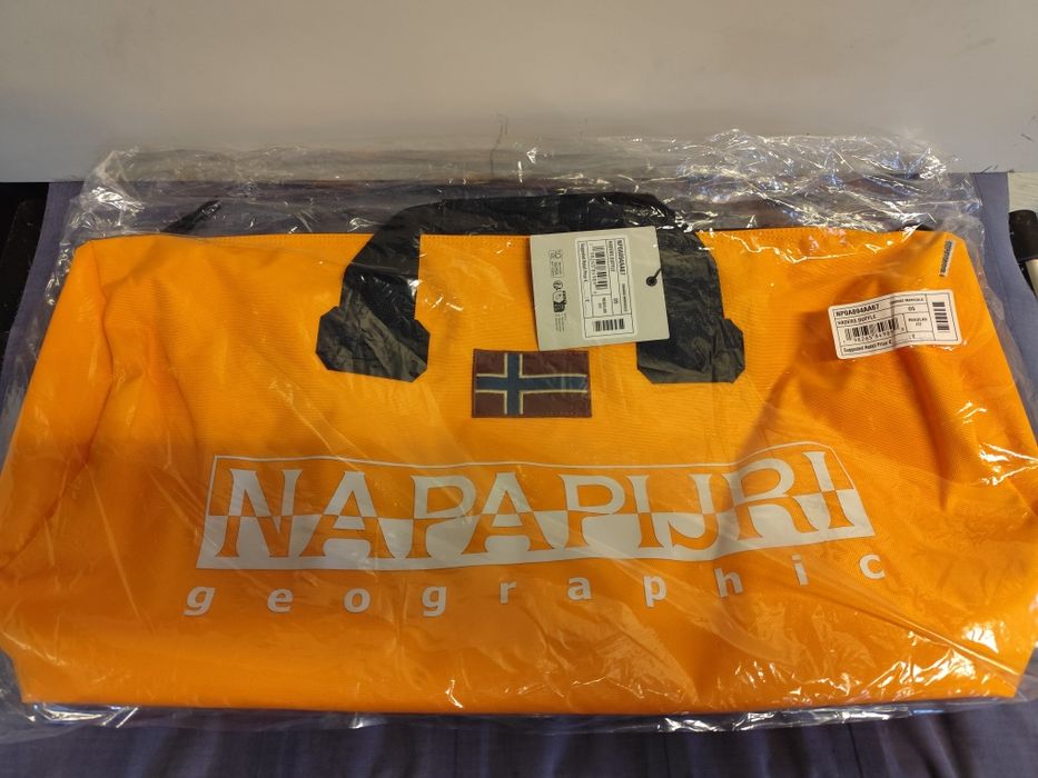 Modelul este Napapijri Bering Small 3 portocaliu.