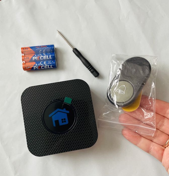 Дверной звонок с кнопкой.