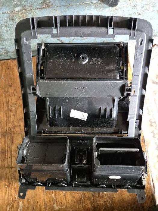 Оригинална Средна Жабка за VW Тоаран 2004- 2008г