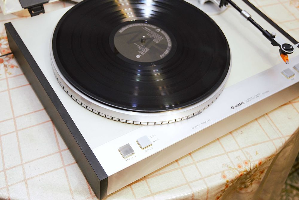 Проигрыватель виниловых дисков Yamaha YP-D5