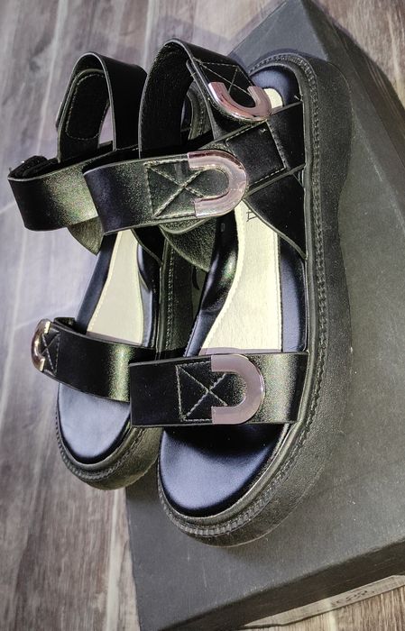Сандали новые чёрного цвета