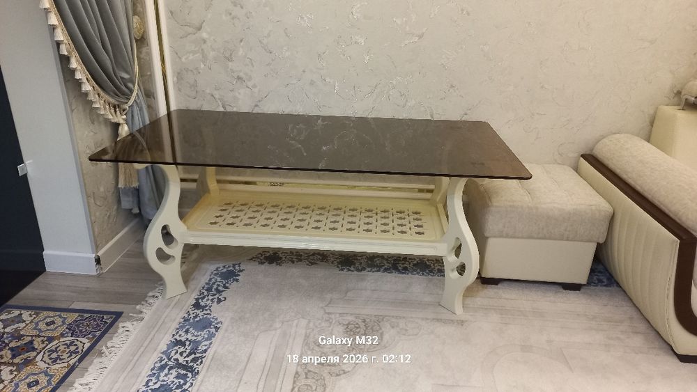 Шикарный  новый стол для гостиной большой ( 1 метр 60 см)