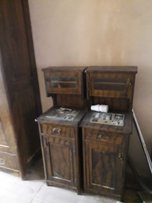 Mobilă veche masivă din nuc