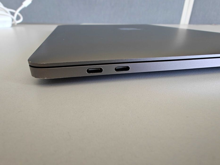 Apple MacBook Pro 13" 2018 intel Core i5/8GB RAM/250GB SSD