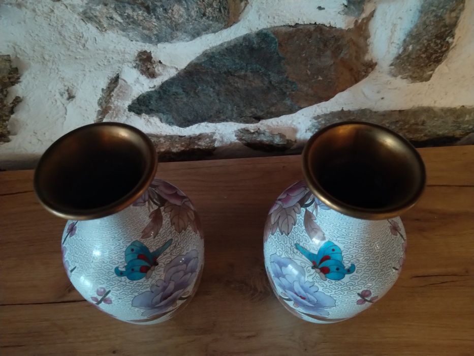 Продавам чифт антикварни вази бронз месинг клетъчен емаил