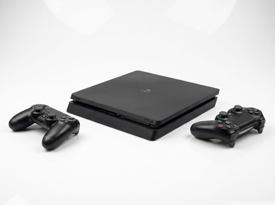 PS4 Slim (1 ТБ) + 2 контроллера