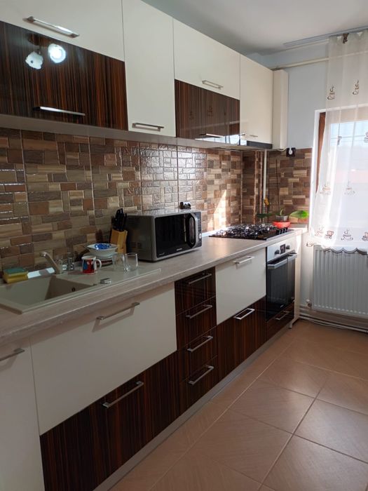 Apartament 3 camere, 2 bai + balcon inchis