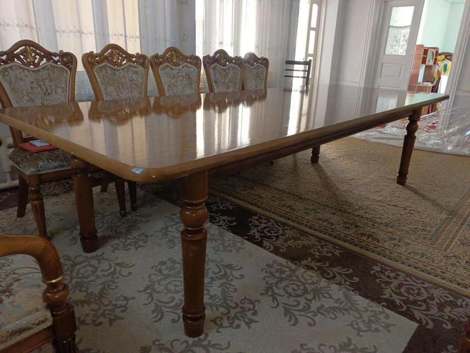 Стол и стулья для гостей