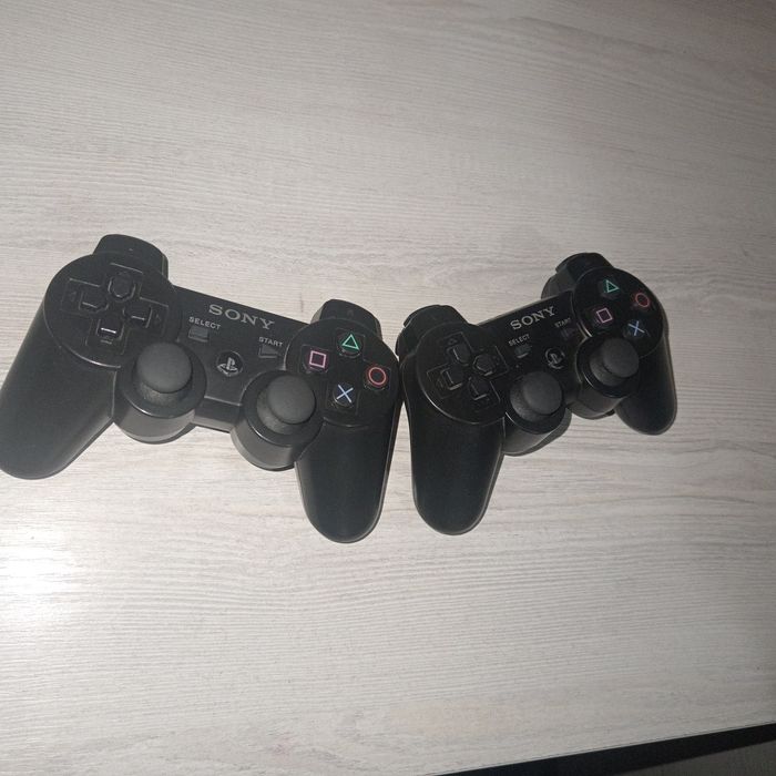 Два пульта от Play station 3
