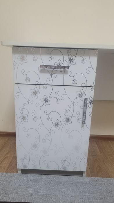 Продам стол белый