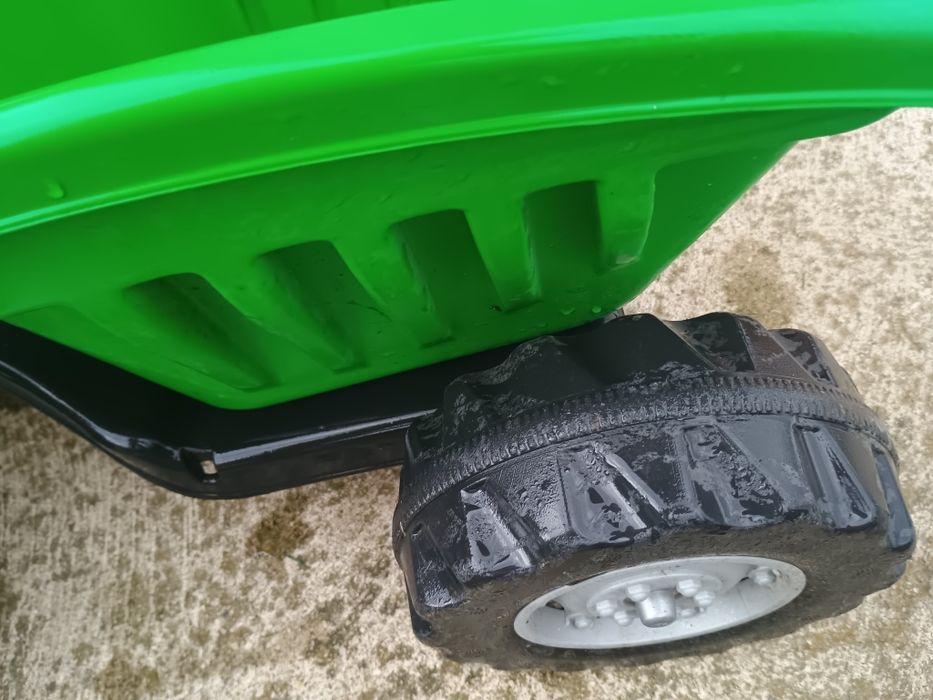 Tractoras cu pedale pentru copii