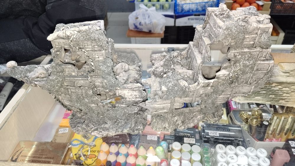 Продам корабль и замок для аквариума