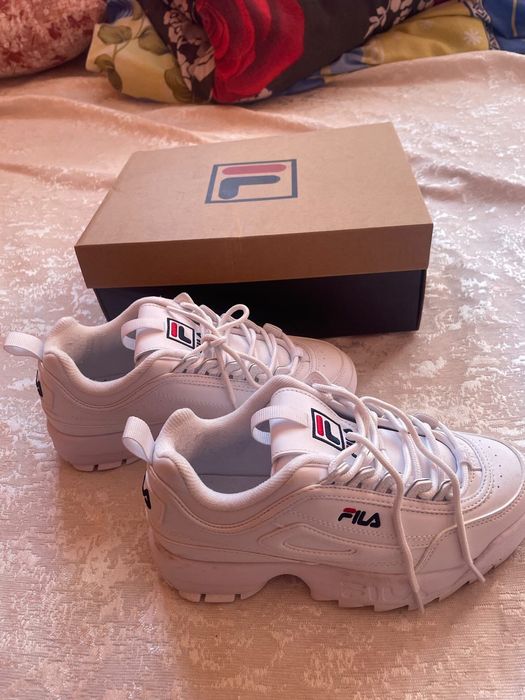 Продавам дамски маратонки Фила