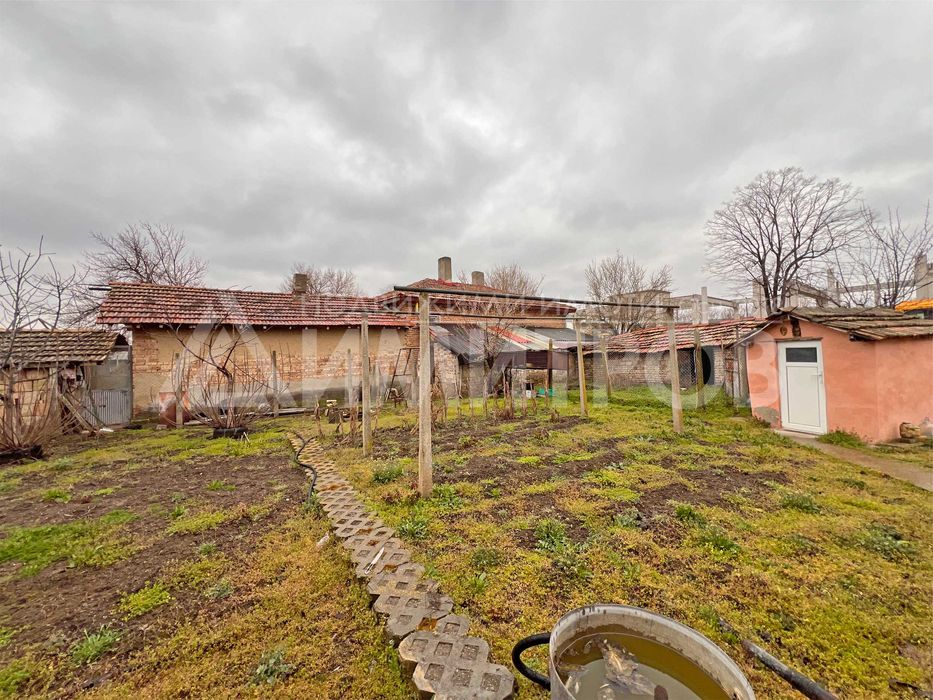 Продава напълно самостоятелна къща с двор в гр. Нови пазар в Добруджанския квартал на града.