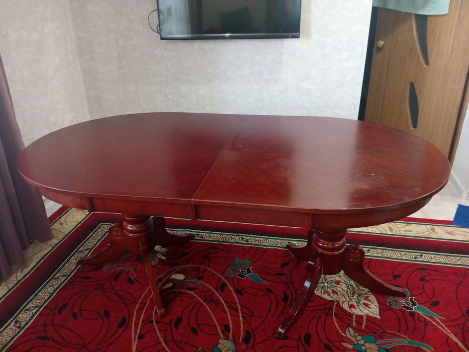 Стол с стулями..