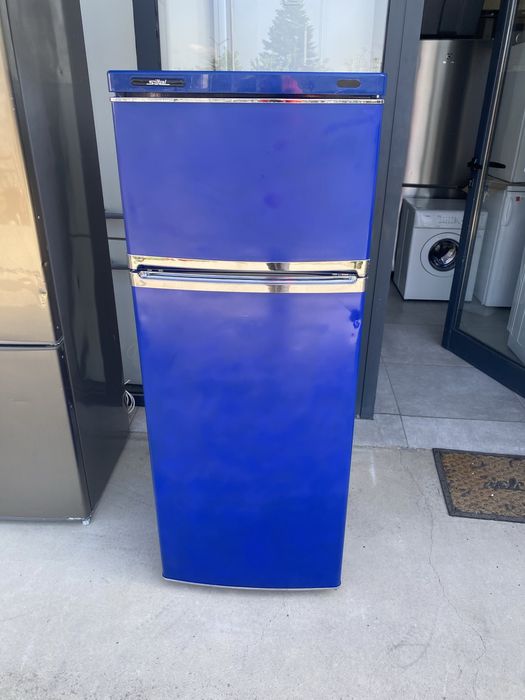 Син хладилник с камера