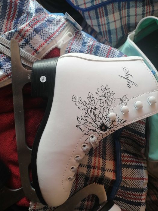 Продам коньки Vita новые 4 пары