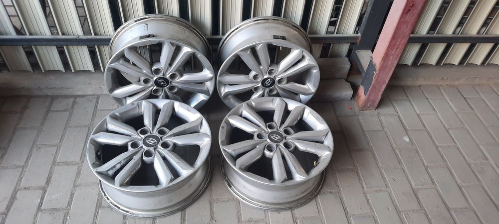 Дискілер Хюндай Кретада тұрған.Түпнұсқа.