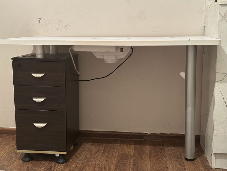 Маникюрный стол