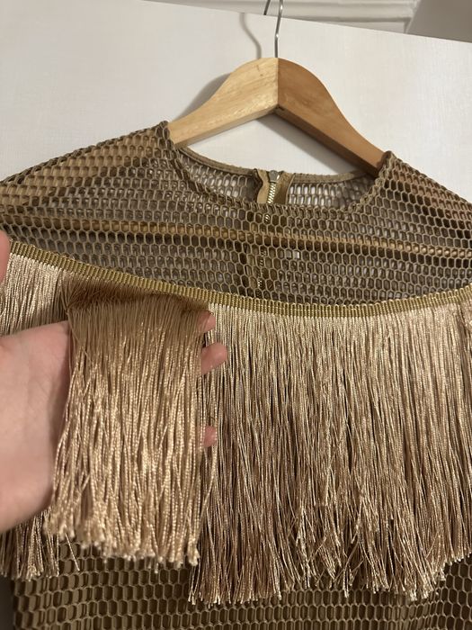 Златиста рокля с ресни