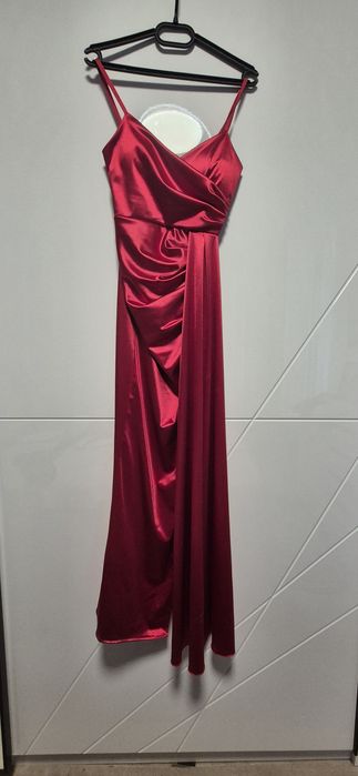 Rochie lunga rosie cu bretele si crăpată pe picior