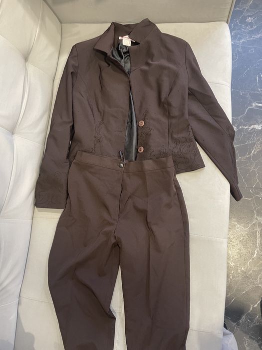Costum intr o conditie foarte buna