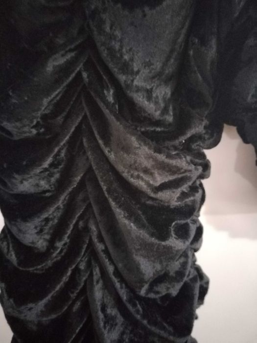 Кадифена еластична рокля с набори