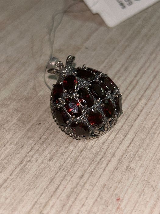 Ювелирная брошь в виде граната