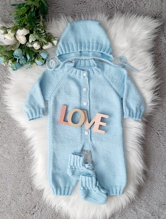 Salopetă tricotată cu căciuliță și botoșei pentru bebe