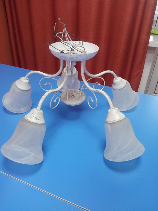 Продам Люстры Белые