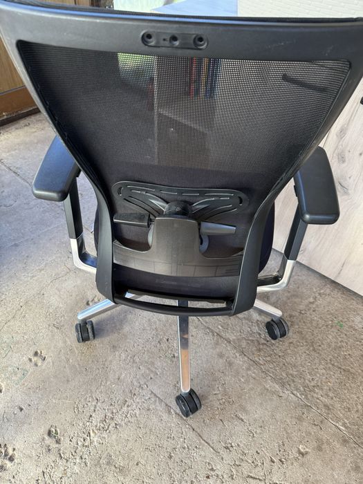 Продавам офис стол Sidiz T50